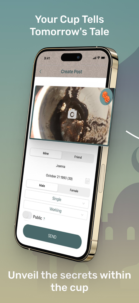 Ein Smartphone zeigt die Benutzeroberfläche der Coffee and Beyond App zum Hochladen eines Kaffeebecherfotos zur Wahrsagerei.