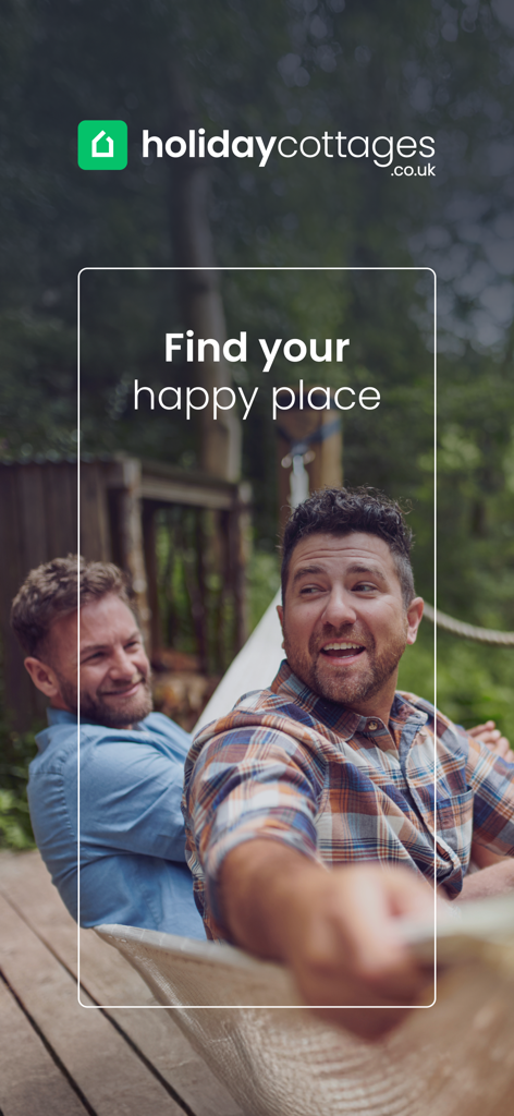 Due uomini sorridono all'aperto in vacanza con la scritta trova il tuo posto felice