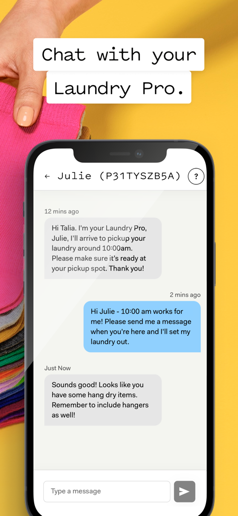 Uno smartphone che mostra un'interfaccia di chat tra un cliente e un Laundry Pro nell'app Poplin riguardo al ritiro della biancheria e alle istruzioni per la cura.