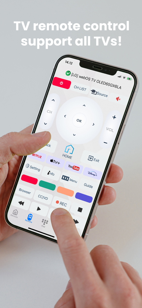 Persona usando la aplicación TV Remote Universal en un iPhone para controlar un televisor inteligente LG