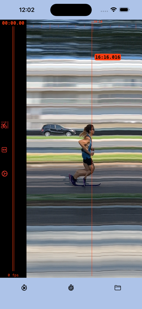 Captura de pantalla de la app Photo finish mostrando a un corredor cruzando la línea de meta con una marca de tiempo precisa de 16:16.016