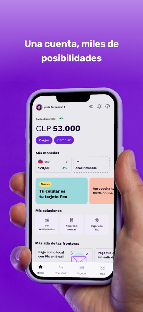 Une main tenant un smartphone affichant l'écran d'accueil du compte numérique Prex Chile avec le solde et les options multi-devises.