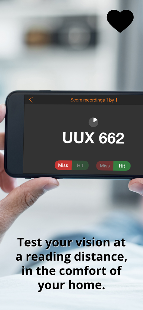 Celego Near Vision Test - Una persona sosteniendo un teléfono inteligente usando la aplicación Celego para probar su visión de cerca en casa