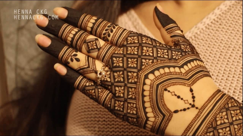 Intricato disegno henna mehndi HD sul dorso di una mano e polso.