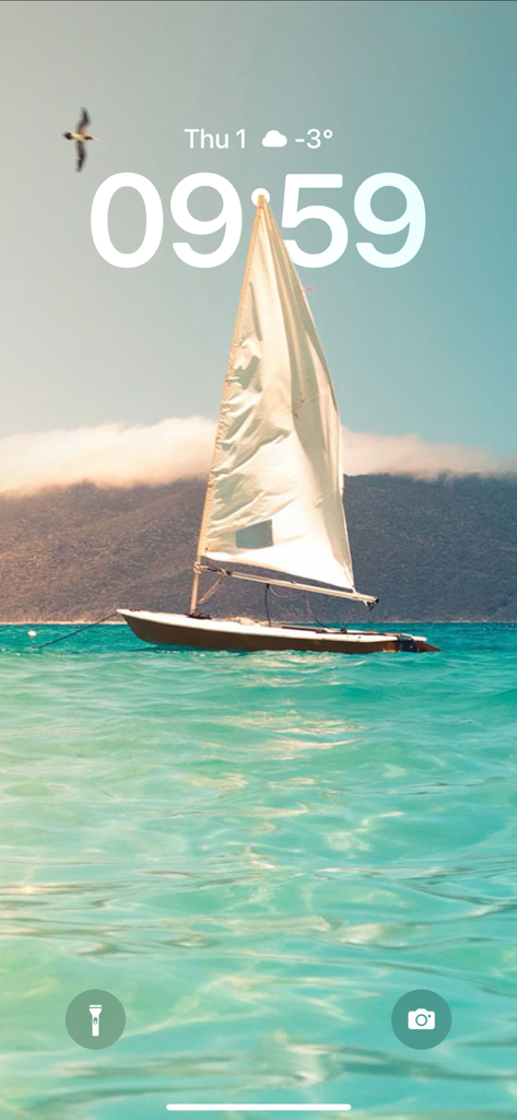 Locky: Wallpapers Depth Effect - Un velero sobre agua turquesa con fondo de pantalla de efecto de profundidad en una pantalla de bloqueo de iPhone