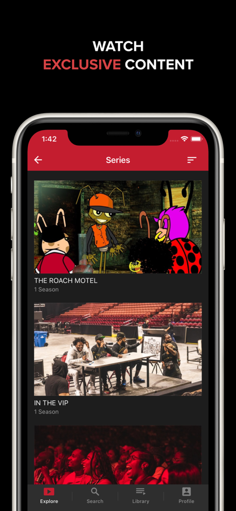 Captura de tela do aplicativo Channel 85 mostrando séries de comédia exclusivas como The Roach Motel.