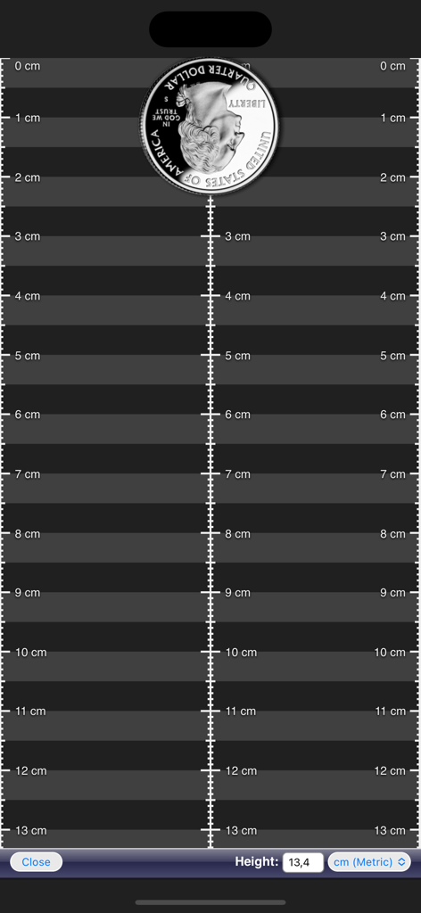 Ruler App - Una regla digital mostrando una moneda de veinticinco centavos de dólar siendo medida en centímetros en la pantalla de un iPhone.