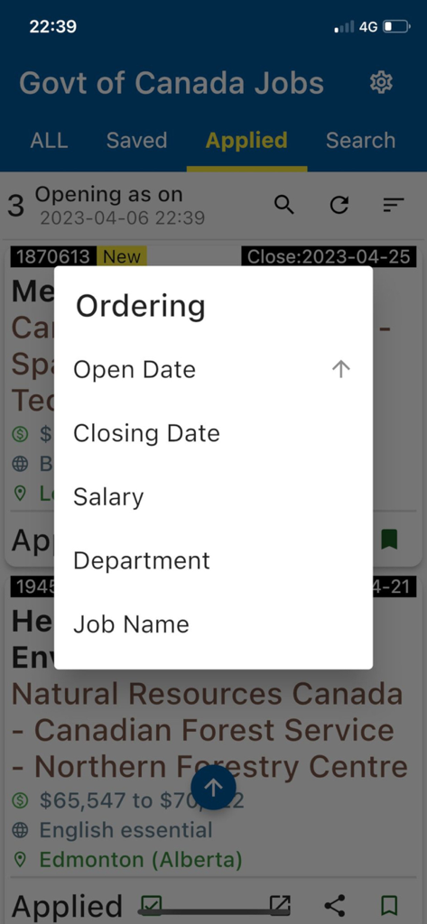 Pantalla móvil de la aplicación Empleos del Gobierno de Canadá que muestra un menú emergente con opciones de ordenación de trabajos, incluyendo fecha de cierre, salario y departamento.