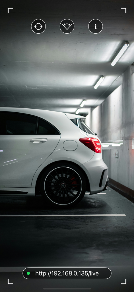 Security Camera - Home Monitor - Ein Live-Sicherheitskamera-Feed eines weißen Autos in einer Garage mit einem lokalen Netzwerk-Streaming-Link