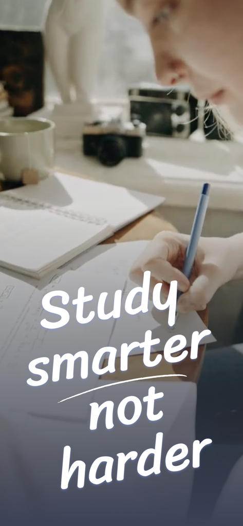 Un étudiant écrivant dans un cahier à un poste de travail esthétique avec le texte « étudier plus intelligemment, pas plus durement ».