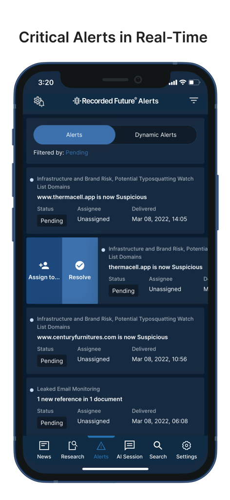 Recorded Future - Recorded Future mobile App-Oberfläche, die kritische Echtzeit-Sicherheitswarnungen anzeigt