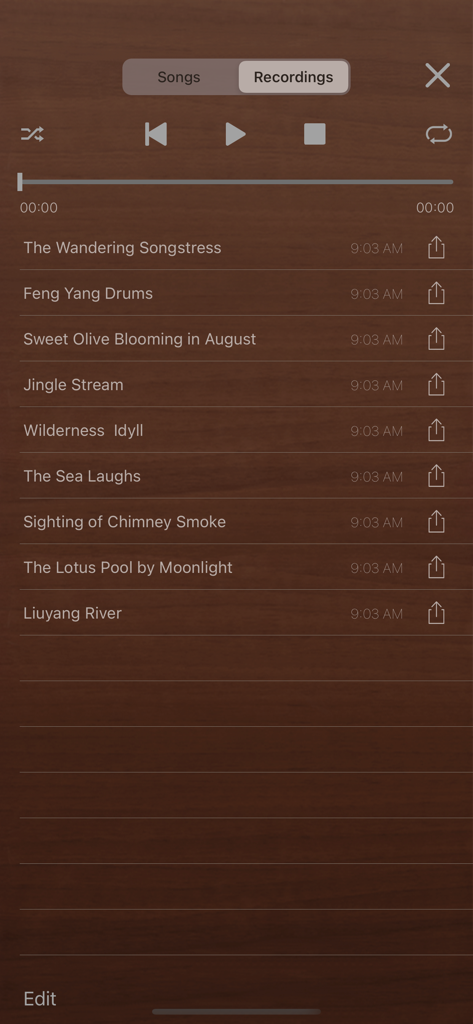 Una pantalla que muestra una lista de canciones grabadas en la aplicación iGuzheng Pro con controles de reproducción y uso compartido
