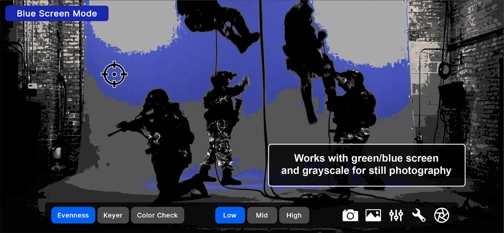 Green Screener - プロの映画撮影セットで照明の均一性可視化を示す、ブルー スクリーンのモードのGreen Screenerアプリのインターフェース