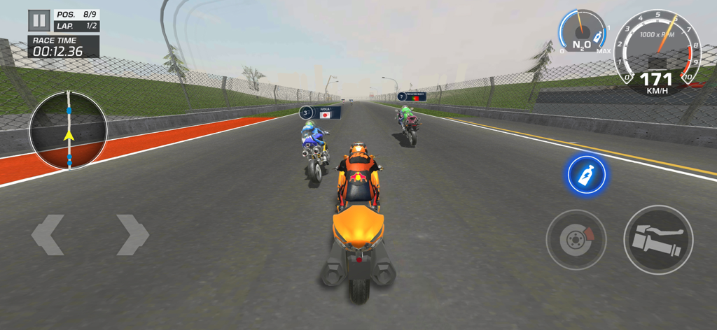 Moto Racer: Bike Racing Game - Jugabilidad en tercera persona de una moto compitiendo en una pista con HUD de velocidad y nitro.