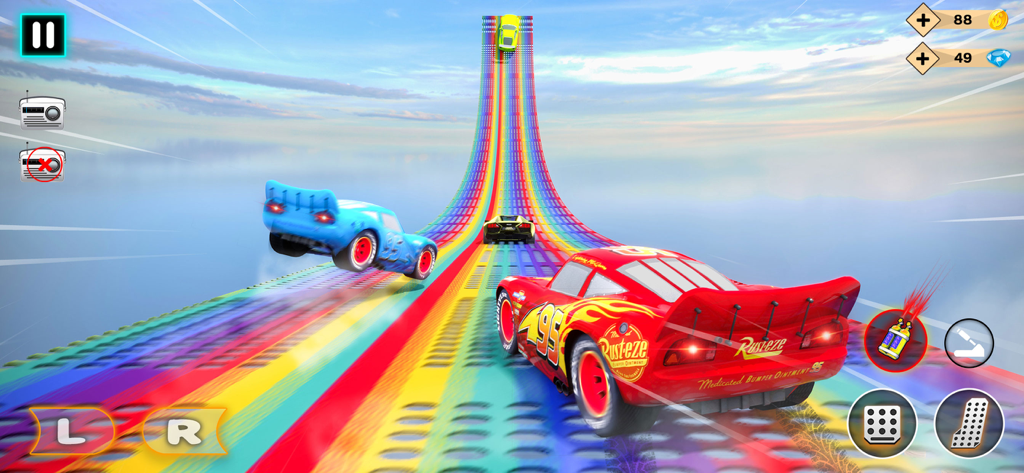 Real Stock Car Racing Stunts - Un stock car rojo con el número 95 compitiendo en una colorida pista de acrobacias arcoíris en lo alto del cielo con otros autos y controles del juego.