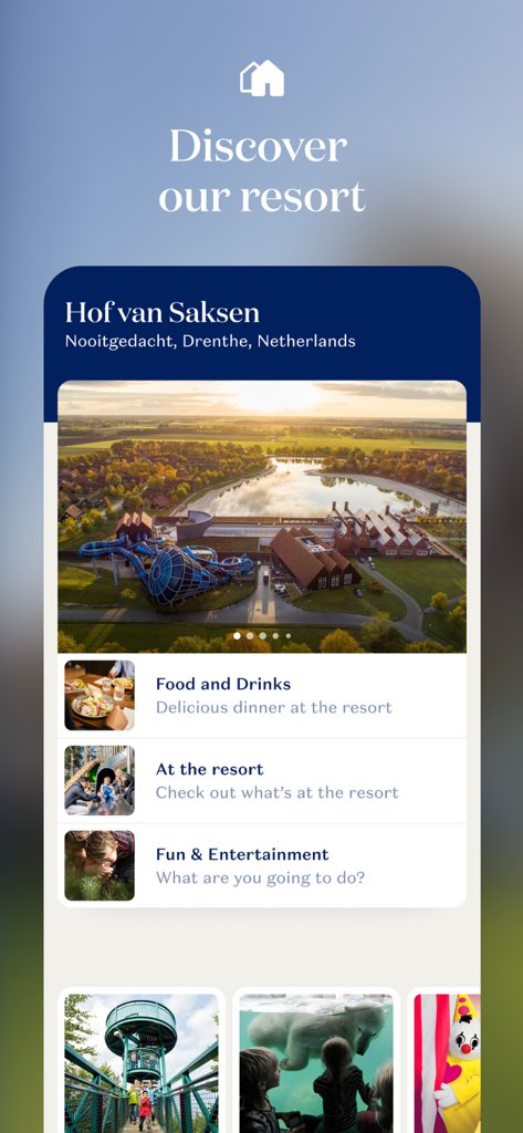 Interfaz de la app móvil Hof van Saksen que muestra funciones de descubrimiento del resort con una vista aérea de la propiedad de lujo y menús de comida y actividades.