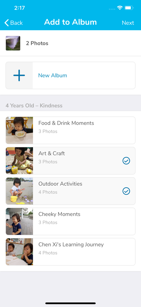 Interfaz de la aplicación LittleLives para Maestros que muestra la pantalla de agregar al álbum con varias categorías de actividades estudiantiles
