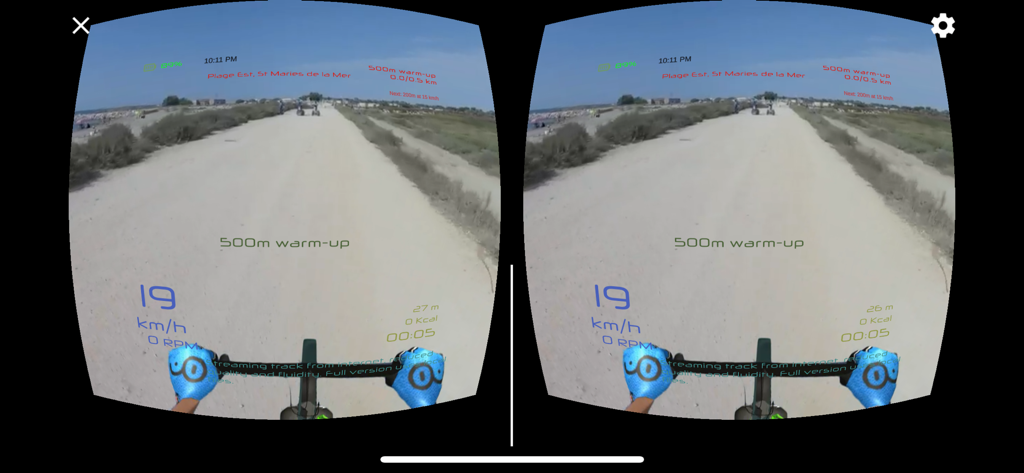 kinomap vr - Geteilte Bildschirmansicht einer virtuellen Realität-Cycling-Strecke mit Trainingsmetriken, einschließlich Geschwindigkeit und Distanz