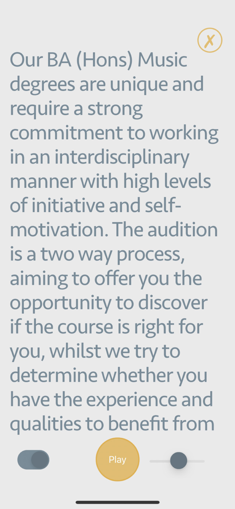 テキスト読み上げ再生用の再生ボタンが付いた文書テキストを表示するPDF音声リーダーアプリのインターフェース