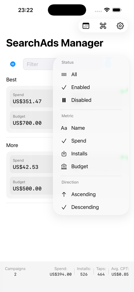 Mobile Oberfläche des Suchanzeigen-Managers, die ein Dropdown-Menü zur Filterung und Sortierung von Kampagnenmetriken nach Status, Ausgaben und Installationen anzeigt.