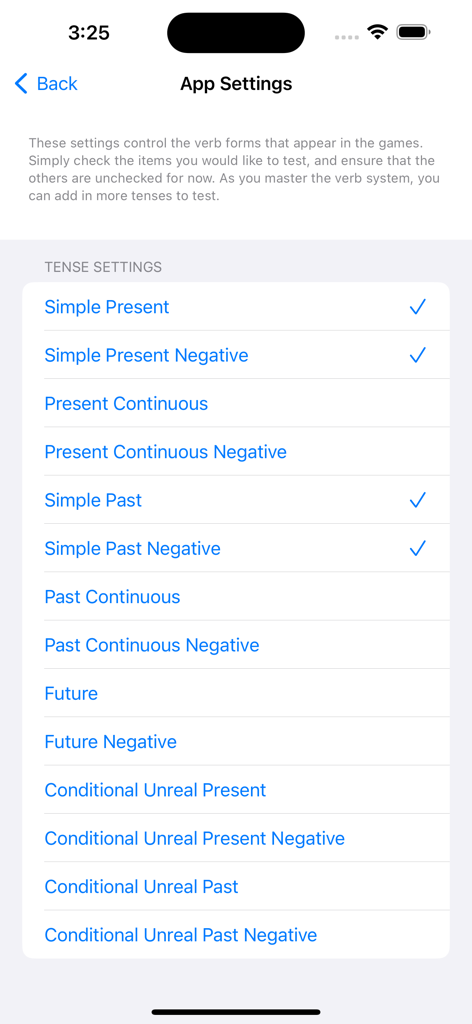 Pantalla de configuración de la aplicación en Dominio de Verbos Turcos que muestra una lista de verificación de diferentes tiempos verbales como Presente Simple y Pasado Simple para la selección de práctica.