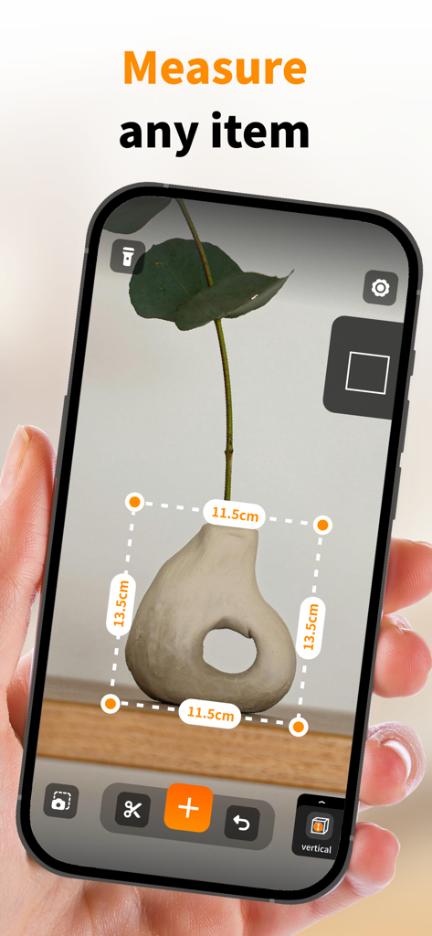 AR Ruler Measuring Instrument - Um smartphone usando realidade aumentada para medir as dimensões de um vaso de cerâmica em uma prateleira.