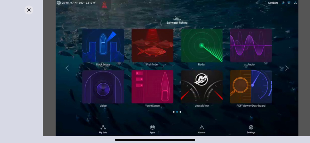 Raymarine - Affichage du tableau de bord de l'application Raymarine avec des options pour le radar sondeur et le contrôle du navire