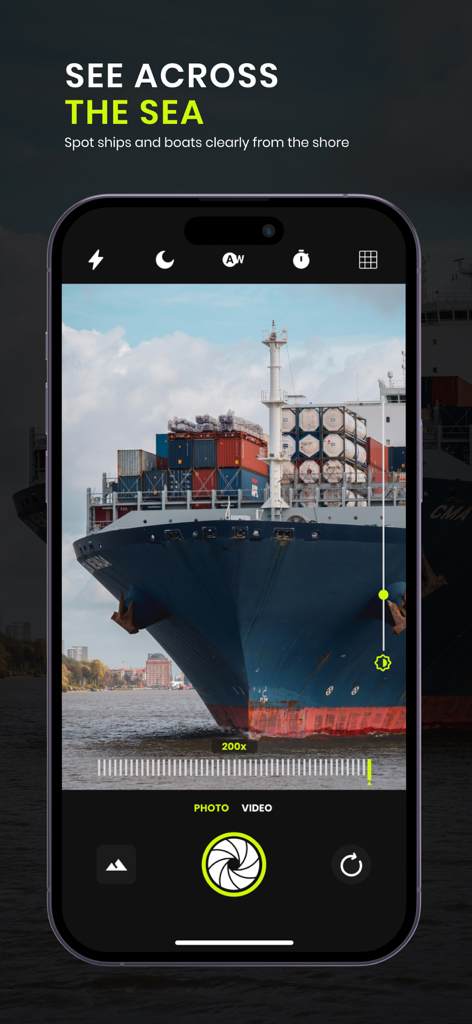 Pro Zoom 200x – Super Zoom Cam - Aplicación de smartphone que muestra un zoom 200x de un barco de carga desde la orilla.