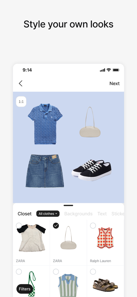 Acloset - AI Fashion Assistant - Interfaccia dell'app Acloset che mostra un utente che abbina un outfit con una polo blu, una gonna di jeans e sneakers nere dal proprio guardaroba digitale.