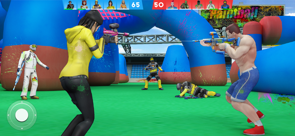 Paintball Shooting Team Strike - Personajes compitiendo en un partido táctico de paintball dentro de una arena 3D con búnkeres inflables