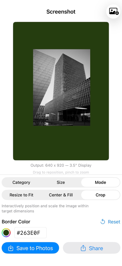 Interfaz de la aplicación ScreenshotResize mostrando una imagen siendo recortada con un borde verde personalizado y opciones para guardar o compartir.