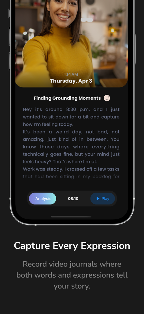 Verbo: Video Journal & Diary - 미소 짓는 여성과 감정적 성찰에 대한 텍스트 요약을 보여주는 녹화된 영상 항목을 보여주는 Verbo 앱 인터페이스를 표시하는 스마트폰