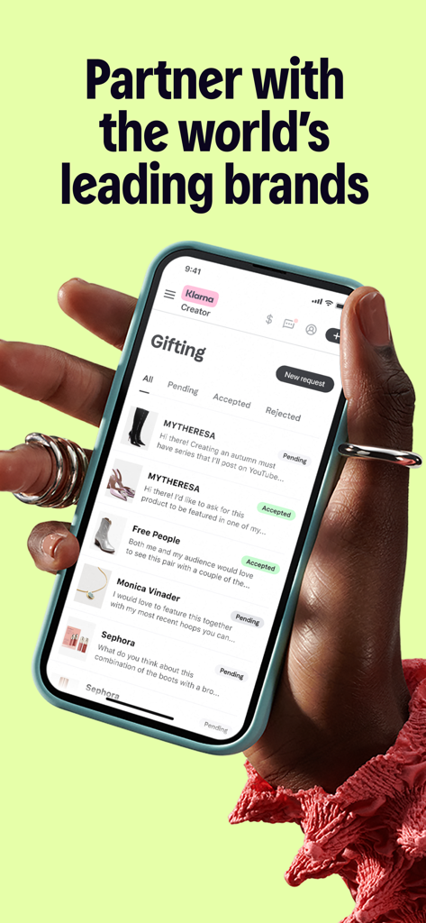 Klarna Creator Platform - Une personne tenant un smartphone affichant l'interface de la Plateforme Créateur Klarna avec des demandes de cadeaux de marque de MyTheresa et Sephora