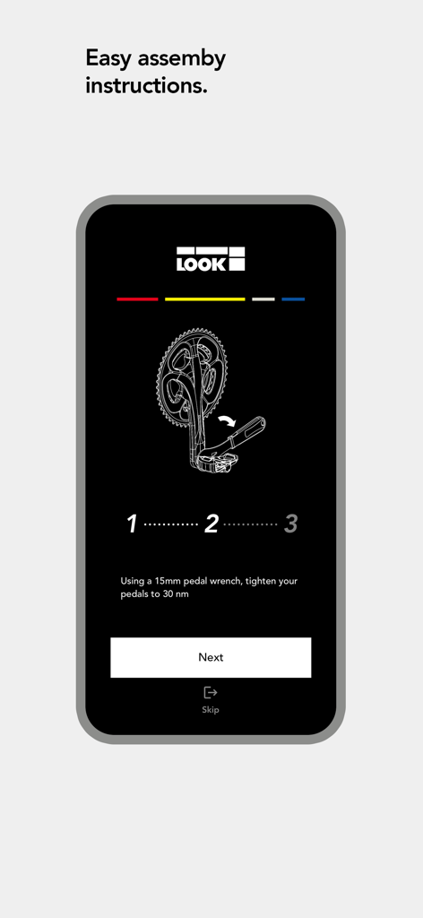 Pantalla de la aplicación móvil que muestra instrucciones de montaje paso a paso para apretar los pedales de potenciómetro LOOK con una llave inglesa