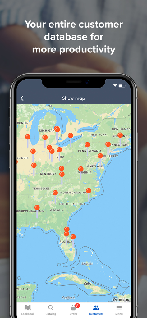 App4Sales - Un écran de smartphone affichant la base de données clients d'App4Sales sur une carte des États-Unis avec des épingles oranges marquant les emplacements.