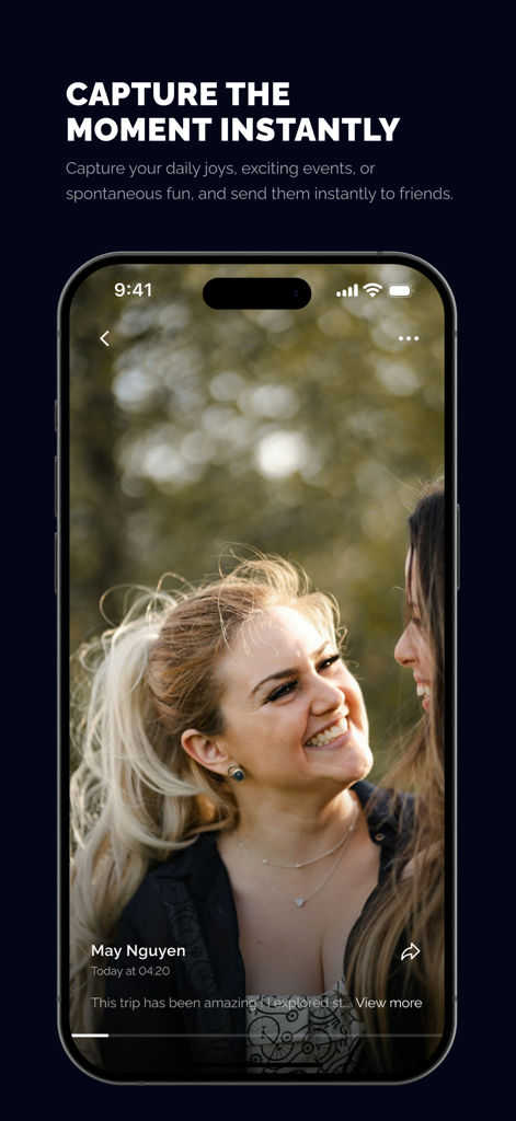 Uhm: Chat & Video - Captura de pantalla de un smartphone de la aplicación Uhm mostrando a dos amigos sonriendo compartiendo un momento feliz con un pie de foto.