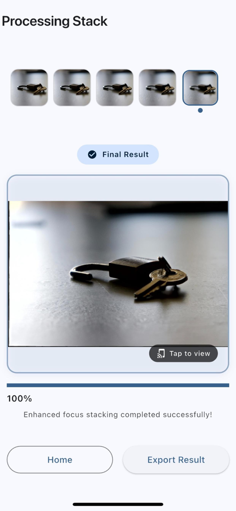 iFocus Stacking - iFocus Stackingアプリでフォーカススタッキングが完了した後の、南京錠と鍵の鮮明なマクロ画像
