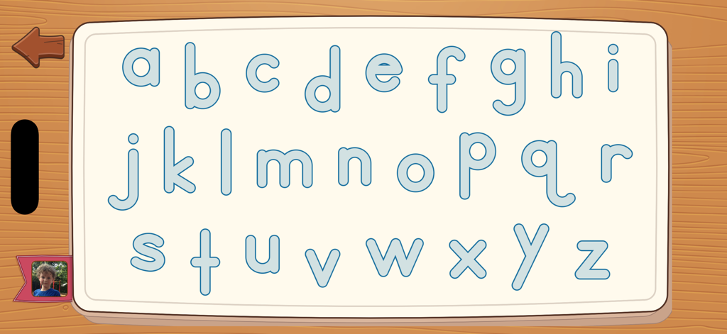 iTrace for Schools - Letras minúsculas do alfabeto exibidas em um quadro branco para prática de traçado