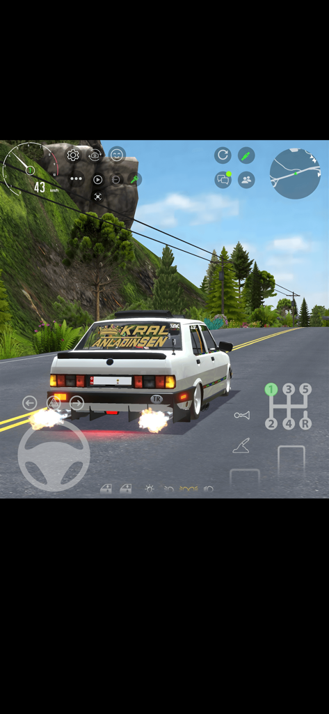 Ein individuell gestaltetes weißes Auto fährt auf einer Bergstraße mit Auspuffflammen.