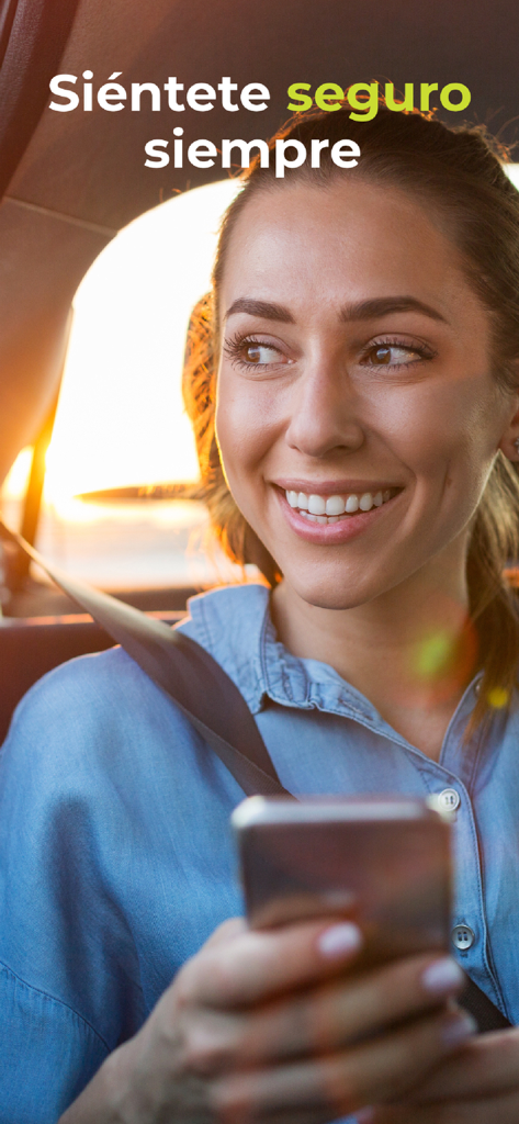 Uma mulher sorrindo usando seu celular dentro de um táxi com uma mensagem de segurança em espanhol
