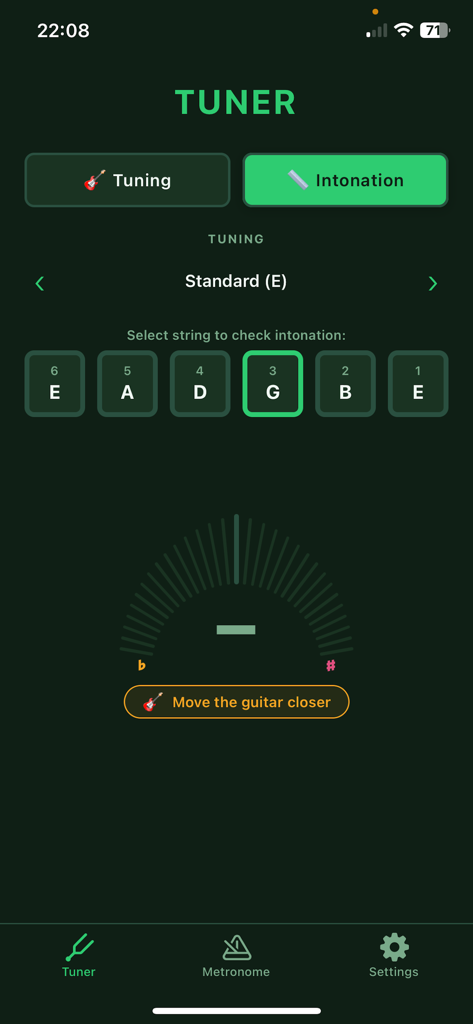 Guitar Tuner and Intonation - Pantalla de la aplicación de smartphone mostrando la interfaz de la herramienta de entonación de guitarra con una aguja de tono y selección de cuerda