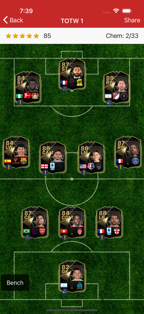 FC 25 Draft & Database | WeFUT - Interface do aplicativo móvel do montador de elencos WeFUT mostrando uma escalação de futebol com cards de jogadores em um campo verde.