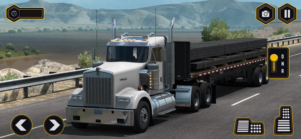 Off Road Drive Truck Simulator - Un camión semirremolque blanco transportando carga metálica pesada por una carretera de montaña