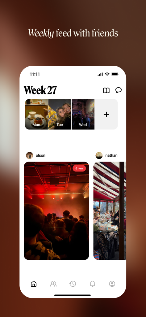 Retro — Photos with Friends - Screenshot der Retro-App, der einen wöchentlichen Foto-Feed mit Posts von Freunden zeigt, organisiert nach Tagen