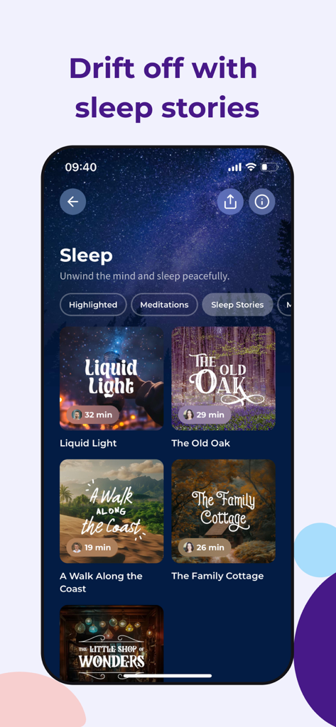Ein mobiles App-Interface, das eine Sammlung von Schlafgeschichten wie Liquid Light und The Old Oak anzeigt, um Benutzern beim Einschlafen zu helfen.