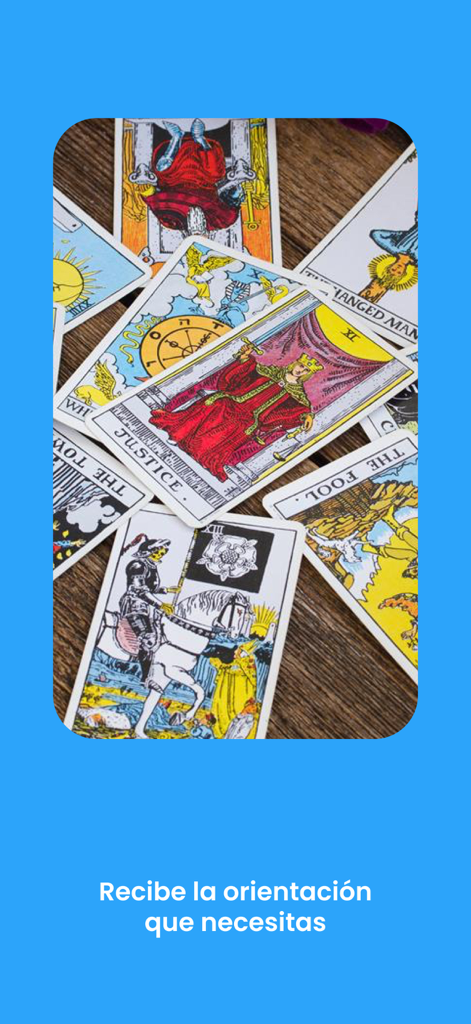 Psíquicos - Tarot y Videntes - Una variedad de cartas del tarot extendidas sobre una mesa de madera para guía espiritual con texto en español en la parte inferior