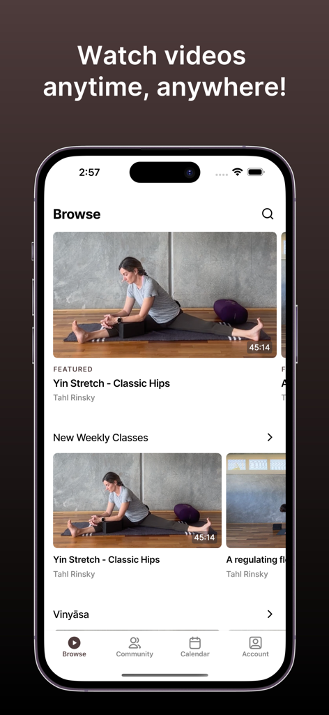 Haum Space Online - Pantalla de teléfono móvil que muestra la página de exploración de la aplicación Haum Space Online con clases de video de yoga destacadas