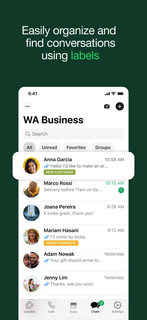 Interfaccia dell'app WhatsApp Business che mostra conversazioni in chat organizzate con etichette colorate come Nuovo Cliente e Ordine Completato