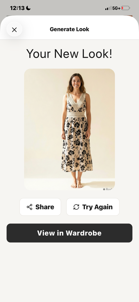 Try Me On - Uma mulher experimentando virtualmente um vestido floral usando o aplicativo Experimente de IA