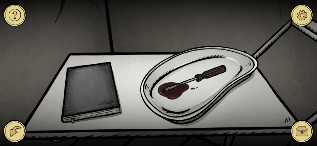 Escape Room: Strange Case 2 - Un diario de detective y un destornillador ensangrentado sobre una bandeja médica en una habitación de manicomio
